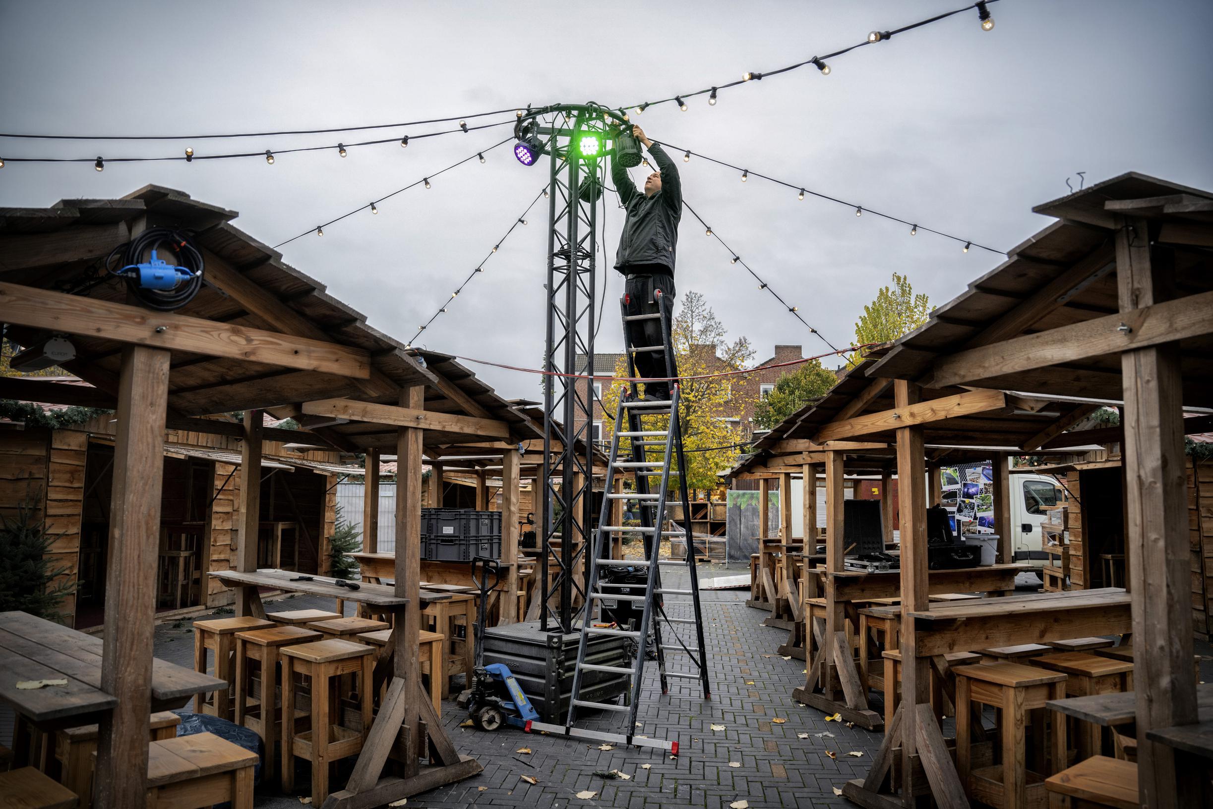 Kerststad Valkenburg maakt zich op voor recorddrukte: ‘Op de bonnefooi naar de kerstmarkt is er niet